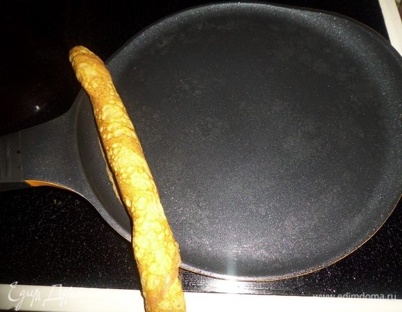 Оставляем рулетик на краю сковороды. 