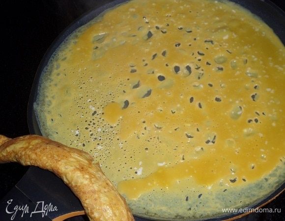 Сковороду смазываем маслом и наливаем очередную порцию яичной смеси.