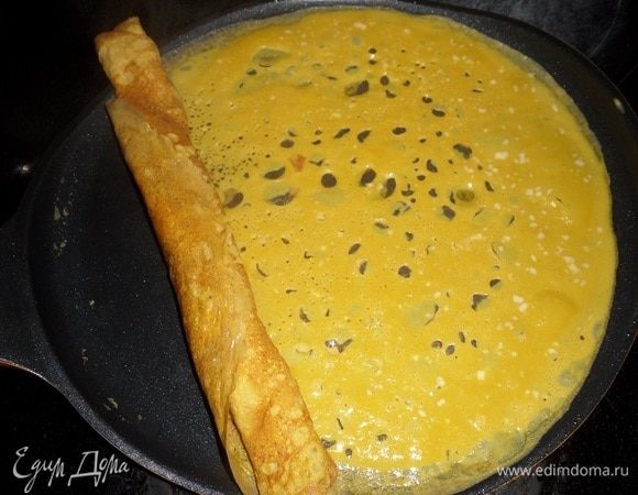 Как только смесь схватится, помогая лопаткой, сворачиваем рулет, т.е рулет увеличивается.