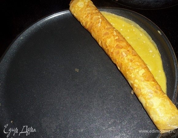 Рулет оставить на другом краю сковороды.