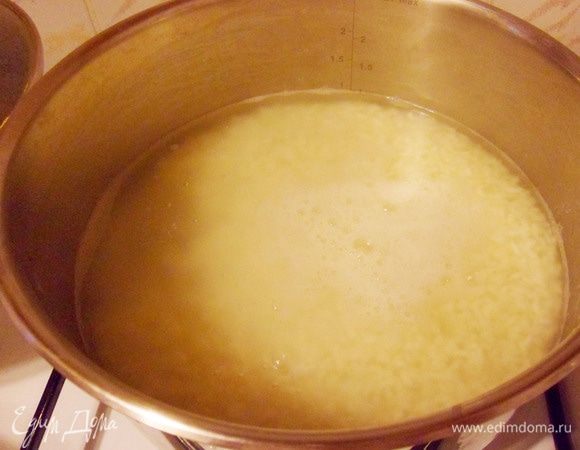 После чего довести до кипения и варить около 15 минут на слабом огне в широкой кастрюле с толстым дном, под плотно закрытой крышкой. Затем снять рис с огня и дать постоять под крышкой. В Японии, в отличие от европейской кухни, рис готовится на несоленой воде, без масла и жира, и каких-либо приправ.