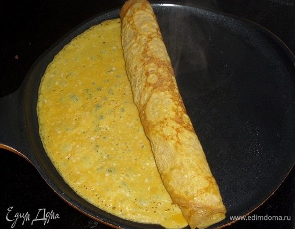 Как только смесь схватится, продолжаем сворачивать рулет. (Эту процедуру выполняем, пока не закончится яичная смесь). Яичных блинчиков может быть больше, все зависит от диаметра сковороды. У меня сковорода диаметром 26 см. Получилось 3 яичных блинчика.

