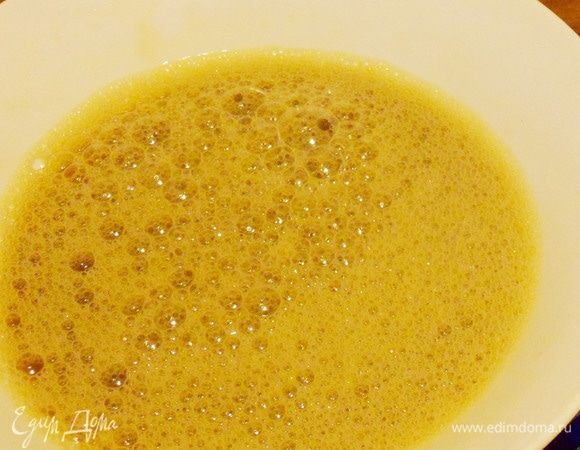 Взбить венчиком.