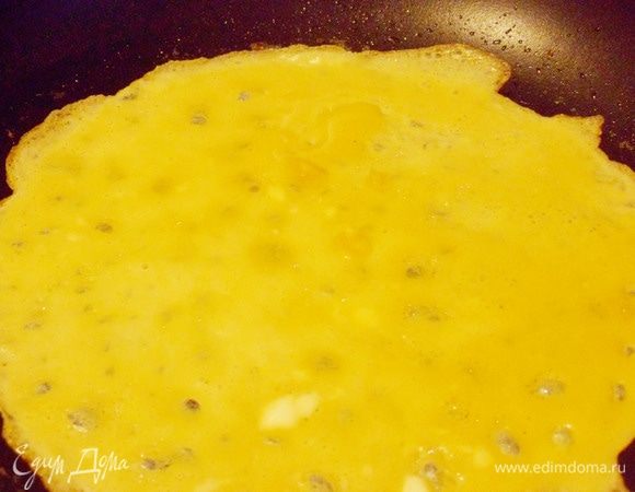 Разогреть сковороду, налить одну чайную ложку растительного масла, затем немного яичной смеси. Примерно через минуту блинчик перевернуть на другую сторону и дожарить до готовности.