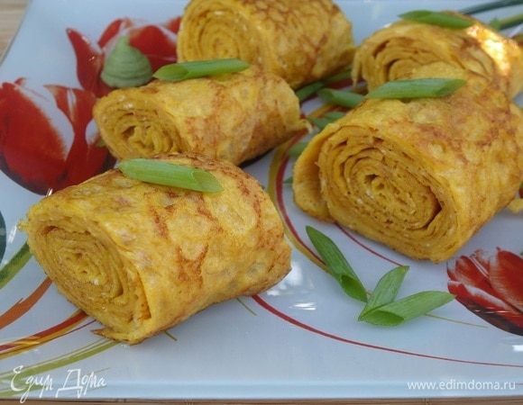 Нарезаем омлет на кусочки и подаем.