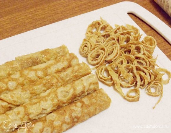 Дать им остыть. Свернуть трубочкой и нарезать.