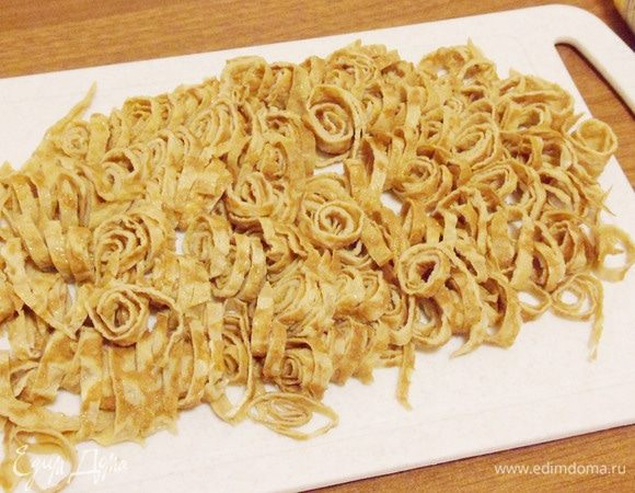 Получились тонкие длинные яичные полоски.