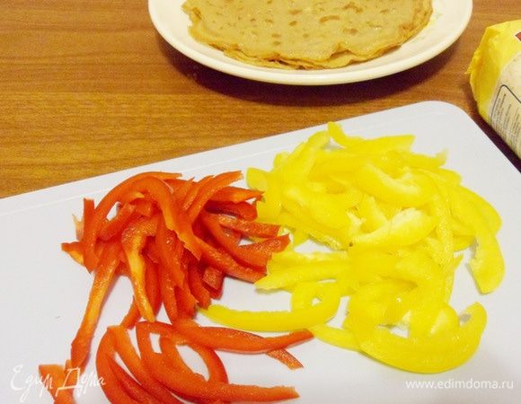 Перец вымыть, разрезать пополам, удалить сердцевину и нарезать тонкой соломкой. Для красоты готового блюда я взяла желтый и красный сладкий перец.
