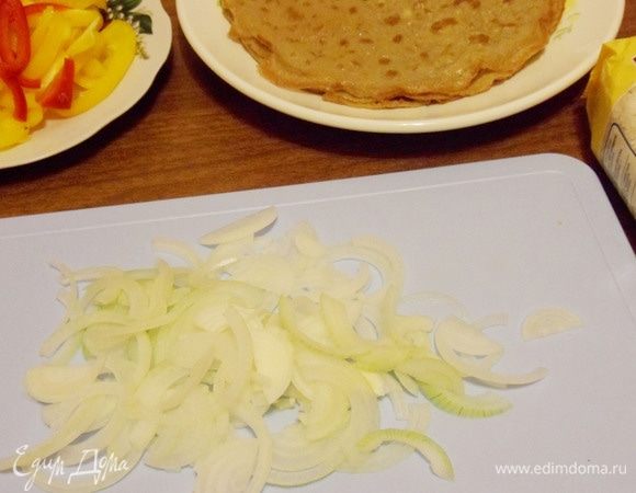 Лук почистить, тонко нарезать полукольцами.