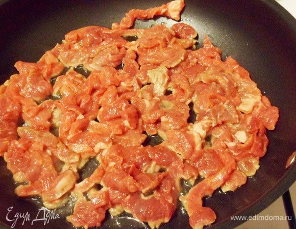 На другую сковороду тоже добавить одну столовую ложку растительного масла и обжарить говядину до готовности. У меня это заняло около 12 минут.