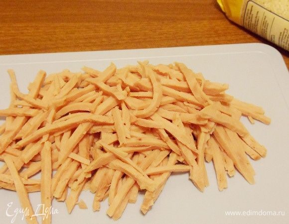 Ветчину нарезать соломкой.