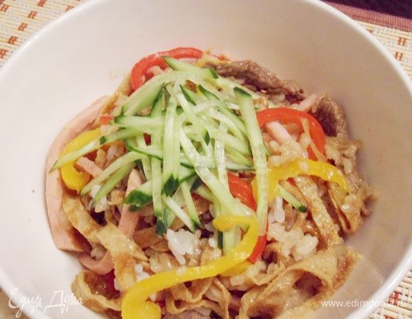 Подавать нику тяхан в глубокой конусовидной миске контрастного цвета, посыпав нарезанным соломкой свежим огурцом.