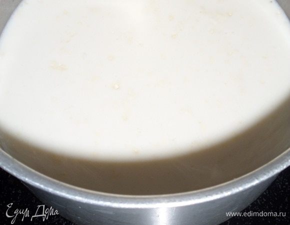 Хорошо перемешиваем. Ставим кастрюлю на слабый огнь.