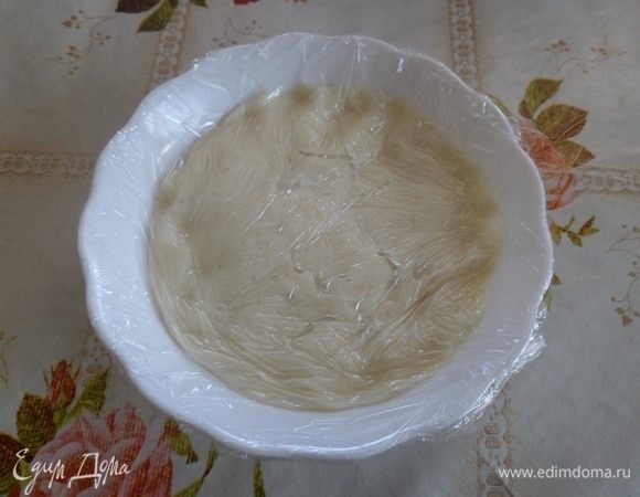 Накрываем пищевой пленкой. Остужаем при комнатной температуре. Затем убираем в холодильник на 4 часа. Я все эти приготовления проделала вечером. Массу убрала в холодильник на ночь.