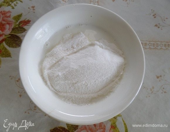 В чашку наливаем молоко (100 мл) и добавляем сухие сливки.