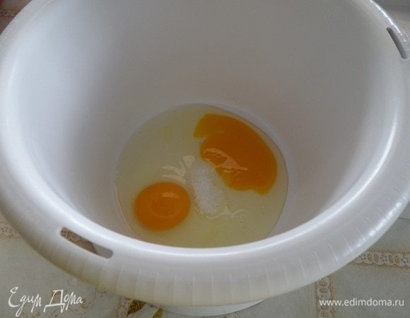 В чашу миксера выкладываем куриные яйца, соль.