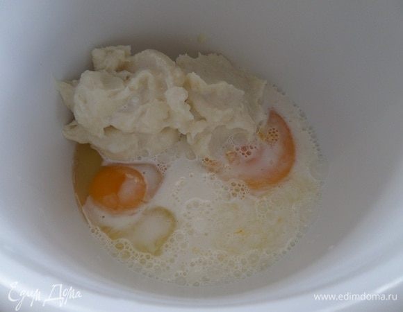 Добавляем молочно-сливочную смесь и активную основу (молоко+мука).