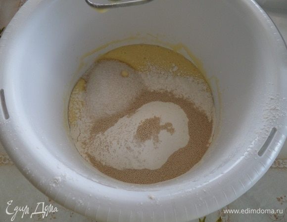 Затем добавляем сахар, 1/3 часть муки (просеянной) и сухие быстродействующие дрожжи.