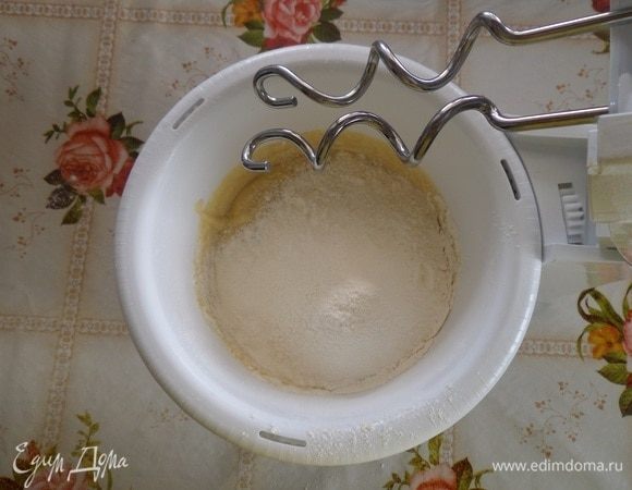 Меняем насадку миксера. В чашу миксера просеиваем вторую часть муки.