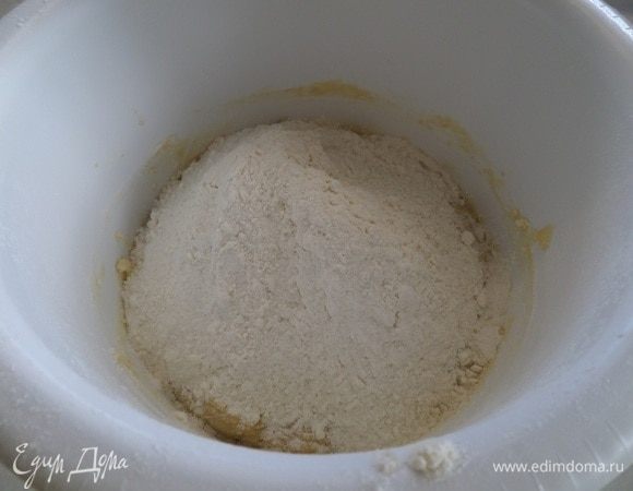 Добавляем оставшуюся (третью) часть муки.