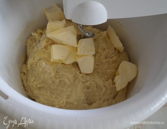 Добавляем сливочное масло комнатной температуры.