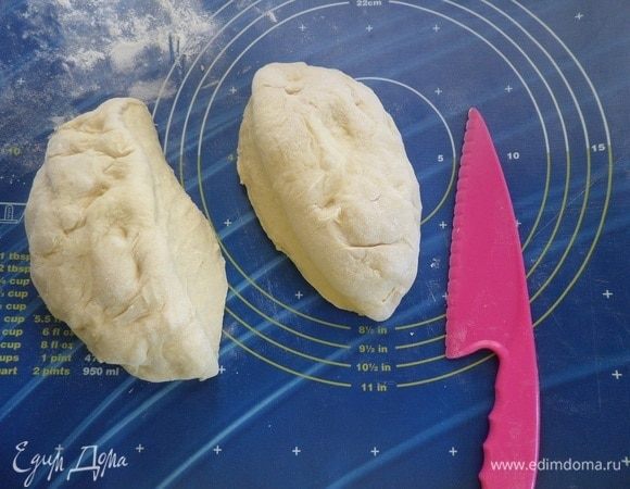 Тесто делим на 2 части.