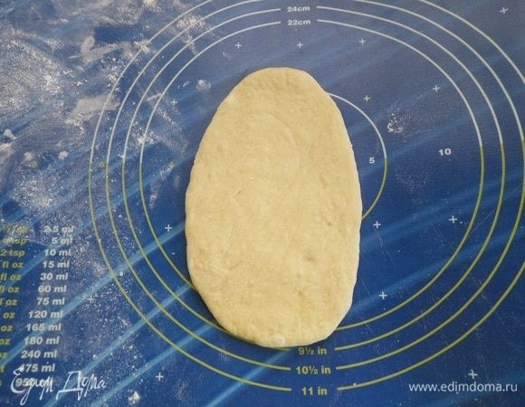 Каждый кусочек раскатываем в виде овала. У меня овал размером 12х22 см.