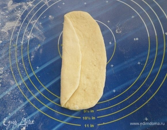 1/3 овала загнуть внутрь.