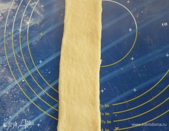 Раскатываем заготовку в виде прямоугольника. У меня прямоугольник размером 6х35 см.