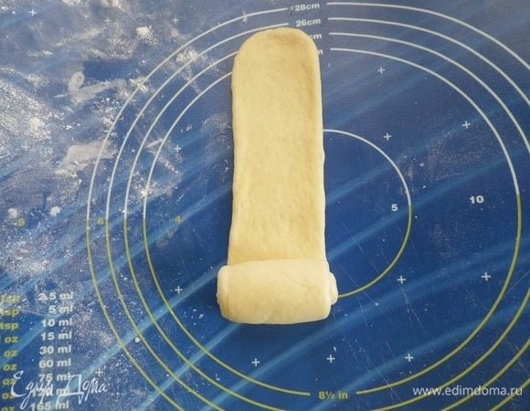 Сворачиваем прямоугольник рулетом.