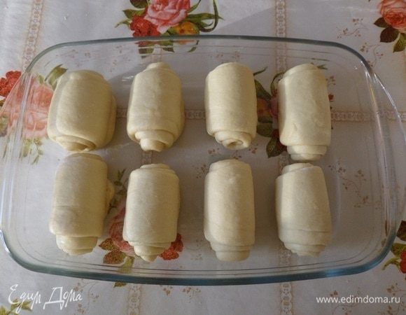 Выкладываем приготовленные рулетики на смазанный маслом (1ч. л.) противень. 