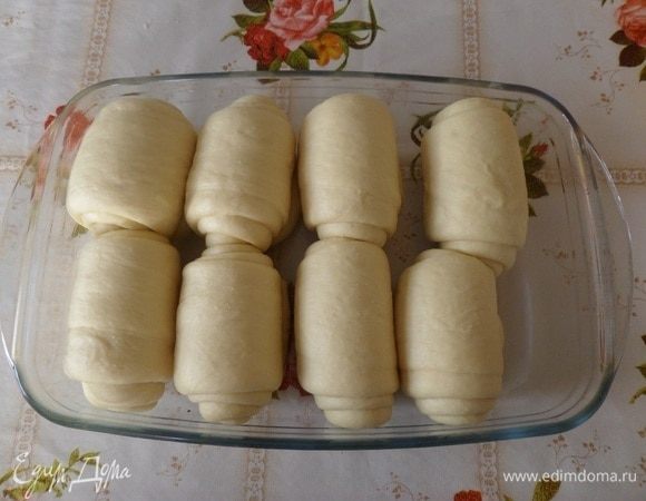 Накрываем противень. Оставляем на 30-40 минут для подъема.