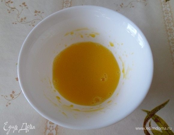 В чашечку выкладываем яичный желток. Добавляем 1 ст. л. воды и 1 ч. л. растительного масла. Хорошо перемешиваем.