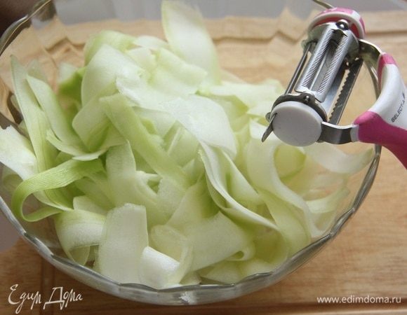 Кабачки нарезать тонкими ленточками с помощью овощечистки.