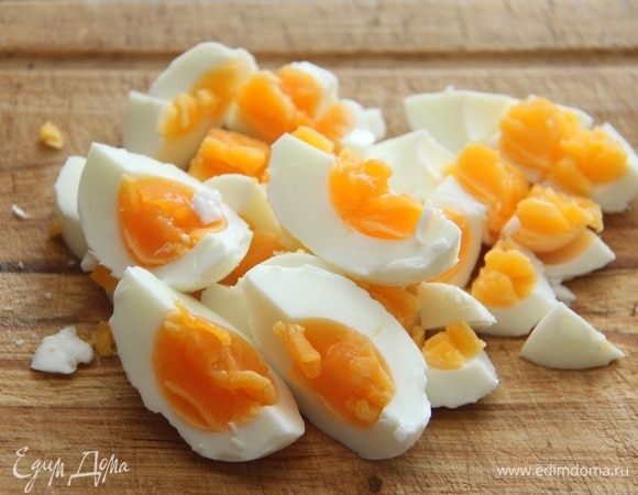 Вареные яйца нарезать на крупные дольки.