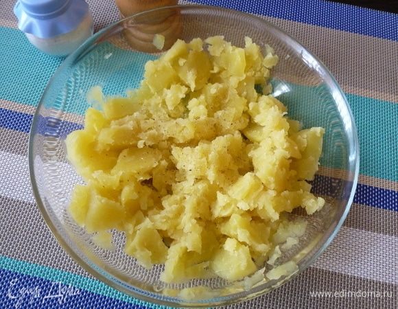 Картофель почистим и нарежем кубиками средней величины. Сварим его до готовности в подсоленной воде. Потолчем его, но не в пюре, а так, чтобы остались кусочки. Добавим рисовый уксус, перемешаем и оставим остывать.