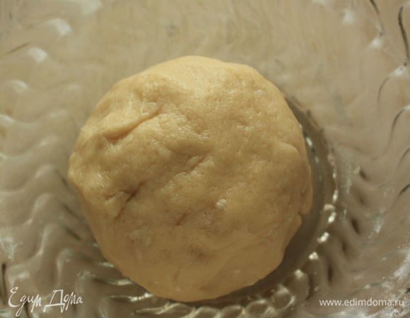 Завернуть тесто в пищевую пленку, убрать на холод на 30 минут.