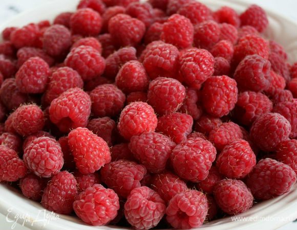 Малину перебрать, помыть.