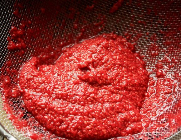 Из 375 г приготовить пюре: лимон разрезать пополам и выжать из него сок, малину смешать с лимонным соком, сахаром в небольшой кастрюле и на маленьком огне довести до кипения, снять с огня и протереть массу через частое сито. Вернуть малину в кастрюлю.