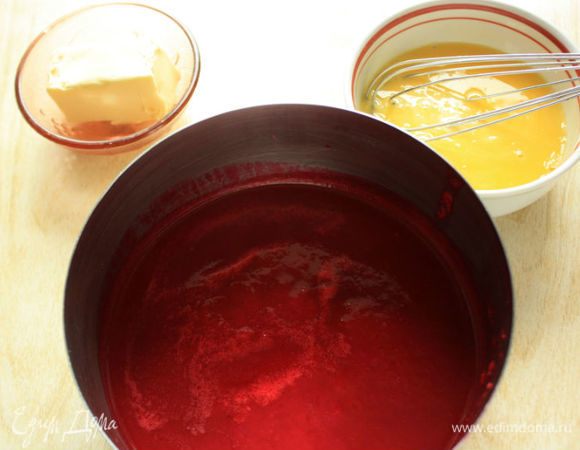 Крахмал смешать с 4 ст. ложками воды, яичными желтками и вмешать в малиновое пюре. Вновь поставить кастрюлю на маленький огонь и, постоянно помешивая, ввести 60 г сливочного масла. Когда масло полностью растает, а крем загустеет, снять с огня.