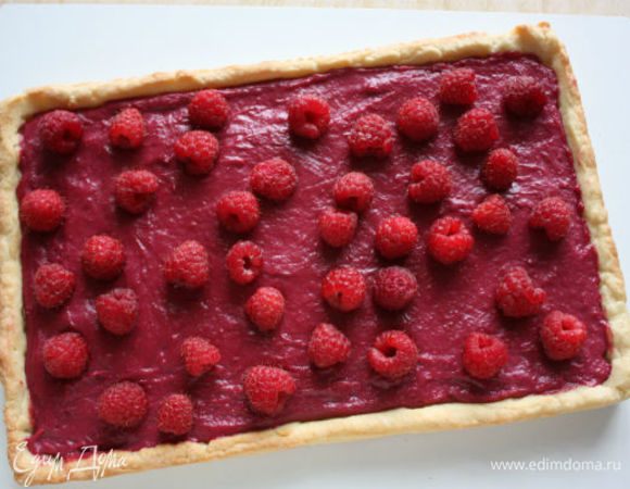Сверху равномерно распределить оставшуюся малину. Слегка вдавить ягоды в крем.