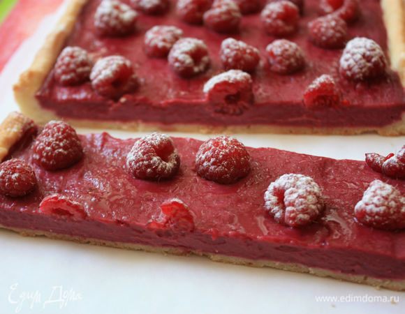 Тарт поместить на холод примерно на 3 часа. Перед подачей присыпать сахарной пудрой через ситечко. Нарезайте полосками и приятного вам чаепития!