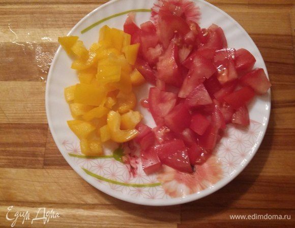 Нарежем помидор и болгарский перец кусочками.