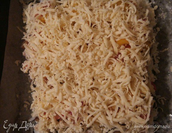 Натрем на терке сыр и отправим в духовку при температуре 200°С на 20 минут или до зарумянивания сыра.