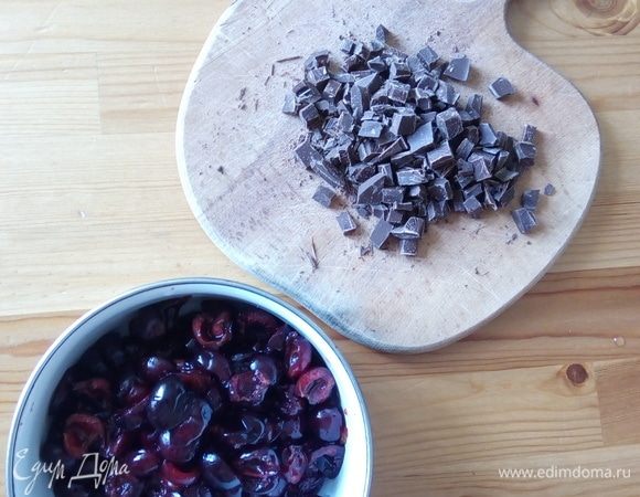 У черешни удалить косточки и нарезать ягоды на половинки. Шоколад порутить.