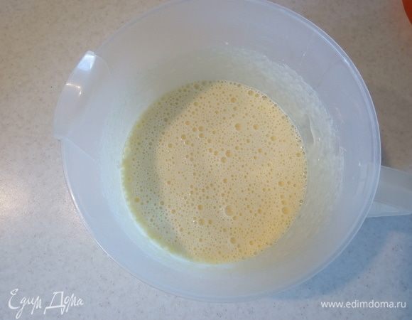 Яйца с сахаром взбить в крепкую пену.