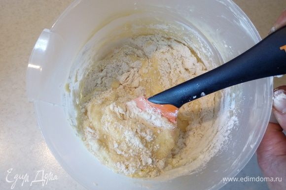 Добавить размягченное сливочное масло и снова взбить. Затем добавить просеянную муку, смешанную с разрыхлителем и цедрой половинки лимона.