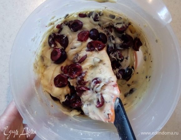 Добавить большую часть черешни (немного оставить для украшения сверху) и кусочки шоколада. Аккуратно перемешать.