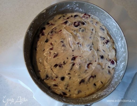 Дно разъемной формы (у меня диаметр формы = 22 см.) выстелить пергаментом и смазать дно и бока формы сливочным маслом. Выложить тесто в подготовленную форму.