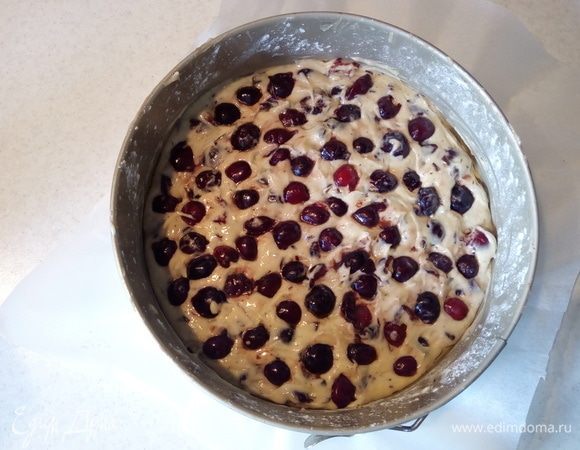 Сверху выложить оставшиеся половинки черешни срезом вниз, слегка вдавив их в тесто. Отправляем пирог в предварительно разогретую до 170-180°С духовку на 35-40 минут. Готовность пирога проверяйте, вставив зубочистку по центру. Если она выходит сухой, значит, пирог готов.